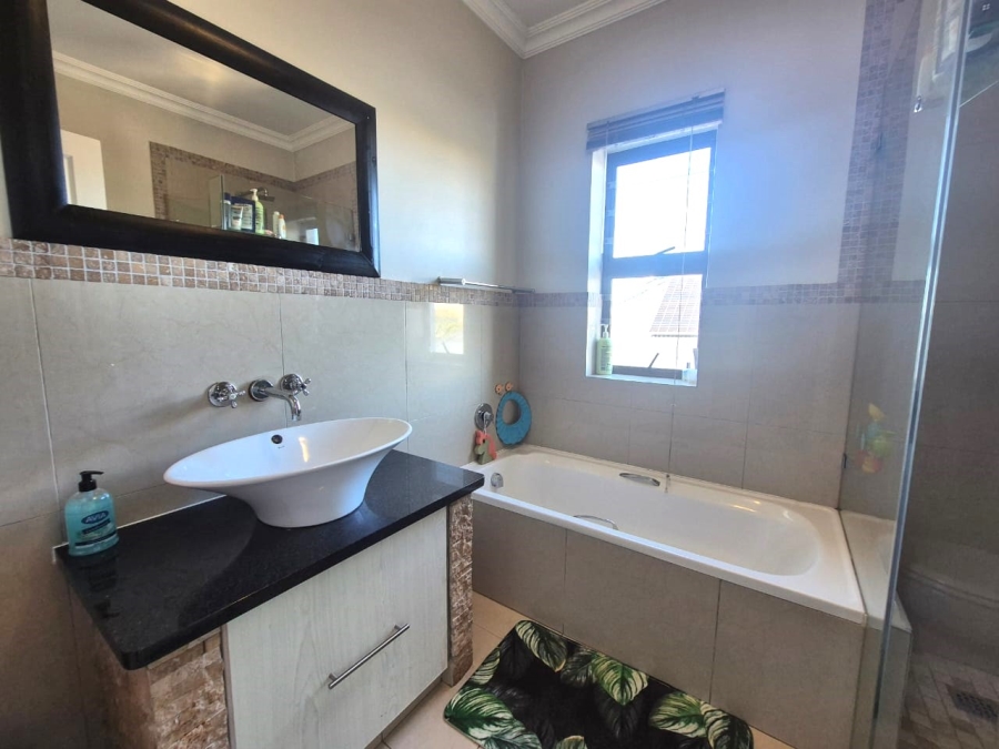 3 Bedroom Property for Sale in Kraaibosch Western Cape